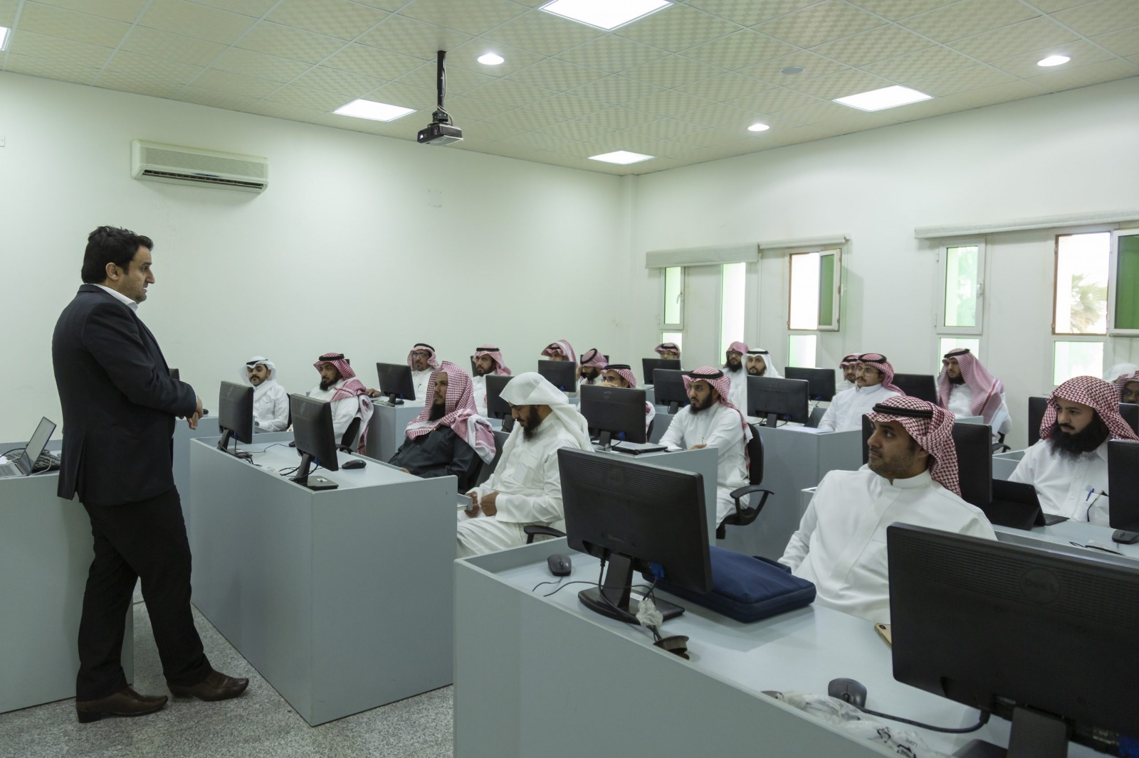 Mustaqbal University conducted a training program directed to the employees of Quran Memorization Association in Buraidah